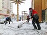 Дворники убирают снег Дворники убирают снег