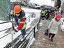Дворники убирают снег Дворники убирают снег