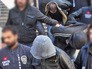 Турецкие полицейские ведут задержанных Турецкие полицейские ведут задержанных