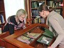 Работники библиотеки готовят экспонаты к выставке Работники библиотеки готовят экспонаты к выставке