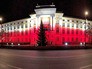Здание парламента Польши в цветах национального флага Здание парламента Польши в цветах национального флага