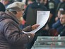 Женщина на избирательном участке в Киеве во время выборов в органы местного самоуправления Женщина на избирательном участке в Киеве во время выборов в органы местного самоуправления