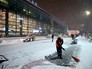 Сотрудник коммунальных служб убирает снег возле здания аэропорта Домодедово в Москве Сотрудник коммунальных служб убирает снег возле здания аэропорта Домодедово в Москве
