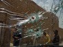 Пулевые отверстия в лобовом стекле полицейской машины на месте спецоперации в Пакистане Пулевые отверстия в лобовом стекле полицейской машины на месте спецоперации в Пакистане