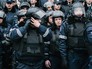 Сотрудники правоохранительных органов стоят в оцеплении во время антиправительственного протеста у здания МВД Молдавии в Кишиневе. Рекадрированный Сотрудники правоохранительных органов стоят в оцеплении во время антиправительственного протеста у здания МВД Молдавии в Кишиневе. Рекадрированный