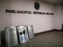 Щиты сотрудников правоохранительных органов у здания парламента в Кишиневе Щиты сотрудников правоохранительных органов у здания парламента в Кишиневе