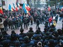 Протестующие и сотрудники правоохранительных органов у здания парламента в Кишиневе Протестующие и сотрудники правоохранительных органов у здания парламента в Кишиневе