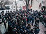 Протестующие и сотрудники правоохранительных органов у здания парламента в Кишиневе Протестующие и сотрудники правоохранительных органов у здания парламента в Кишиневе