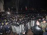 Сотрудники правоохранительных органов у здания парламента в Кишиневе Сотрудники правоохранительных органов у здания парламента в Кишиневе