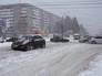 Автомобили во время сильного снегопада на одной из улиц города Омска Автомобили во время сильного снегопада на одной из улиц города Омска