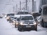 Автомобили во время сильного снегопада на одной из улиц города Омска Автомобили во время сильного снегопада на одной из улиц города Омска