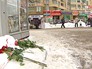 Цветы на месте убийства девушки в Люблино Цветы на месте убийства девушки в Люблино