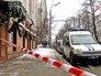 Полицейское оцепление на месте падение наледи с крыши Полицейское оцепление на месте падение наледи с крыши