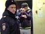 Полицейский ведет задержанного ульяновского коллектора-поджигателя Дмитрия Ермилова Полицейский ведет задержанного ульяновского коллектора-поджигателя Дмитрия Ермилова