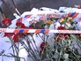 Цветы на месте трагедии на теплотрассе Цветы на месте трагедии на теплотрассе