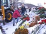Люди возлагают цветы к месту гибели школьников на теплотрассе Люди возлагают цветы к месту гибели школьников на теплотрассе