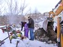 Люди возлагают цветы к месту гибели школьников на теплотрассе Люди возлагают цветы к месту гибели школьников на теплотрассе