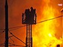 Пожарные расчеты на месте возгорания Пожарные расчеты на месте возгорания
