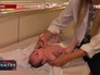 Врач осматривает ребенка Врач осматривает ребенка