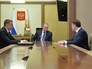Президент России Владимир Путин, губернатор Тульской области Владимир Груздев (справа) и заместитель министра обороны России Алексей Дюмин во время встречи Президент России Владимир Путин, губернатор Тульской области Владимир Груздев (справа) и заместитель министра обороны России Алексей Дюмин во время встречи
