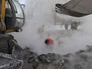 Сотрудники коммунальных служб проводят аварийно-ремонтные работы на месте прорыва теплотрассы Сотрудники коммунальных служб проводят аварийно-ремонтные работы на месте прорыва теплотрассы