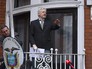 Джулиан Ассанж выступает с речью с балкона посольства Эквадора в Лондоне перед журналистами и митингующими Джулиан Ассанж выступает с речью с балкона посольства Эквадора в Лондоне перед журналистами и митингующими