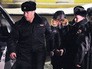 Полицейские ведут старшеклассника Сергея Гордеева, устроившего стрельбу в школе в Отрадном Полицейские ведут старшеклассника Сергея Гордеева, устроившего стрельбу в школе в Отрадном