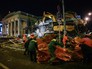Сотрудники коммунальных служб производят снос незаконно построенных торговых павильонов у метро Новослободская Сотрудники коммунальных служб производят снос незаконно построенных торговых павильонов у метро Новослободская