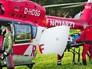 Спасатели Германии эвакуируют пострадавших Спасатели Германии эвакуируют пострадавших