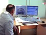 Врач наблюдает за пациентом в кабинете томографии Врач наблюдает за пациентом в кабинете томографии