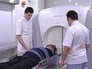 Врачи и пациент в кабинете томографии Врачи и пациент в кабинете томографии