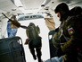 Десантники во время выполнения парашютных прыжков на комплексных тактических учениях Десантники во время выполнения парашютных прыжков на комплексных тактических учениях