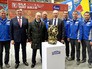 Владимир Путин с командой "КамАЗ-мастер" Владимир Путин с командой "КамАЗ-мастер"