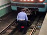 Человек упал на рельсы в метро Человек упал на рельсы в метро