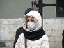 Девушка в медицинской маске Девушка в медицинской маске
