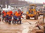 Работники дорожной службы устраняют последствия прорыва трубы Работники дорожной службы устраняют последствия прорыва трубы