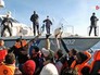 Береговая охрана и лодка с мигрантами Береговая охрана и лодка с мигрантами