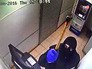 Вор разбивает камеру видеонаблюдения в отделении банка Вор разбивает камеру видеонаблюдения в отделении банка