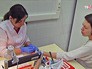 Врач берет кровь на анализ Врач берет кровь на анализ