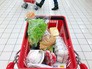 Продуктовая корзина в супермаркете Продуктовая корзина в супермаркете