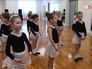 Девочки занимаются балетом Девочки занимаются балетом