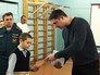 Артем Шуленков получает награду за спасение родственников при пожаре в частном доме Артем Шуленков получает награду за спасение родственников при пожаре в частном доме