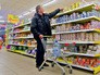 Покупатели в супермаркете Покупатели в супермаркете
