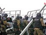 Полиция сдерживает поток мигрантов прибывающих в Европу Полиция сдерживает поток мигрантов прибывающих в Европу