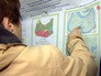 Жители изучают карту водоема Жители изучают карту водоема
