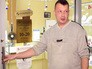 Сотрудник ТЦ возле ювелирного магазина Сотрудник ТЦ возле ювелирного магазина