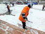 Дворники устраняют последствия снегопада Дворники устраняют последствия снегопада