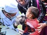Военные врачи осматривают детей в Сирии Военные врачи осматривают детей в Сирии