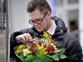 Мужчина с букетом цветов Мужчина с букетом цветов