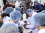 Ученые вскрывают окаменелость Ученые вскрывают окаменелость